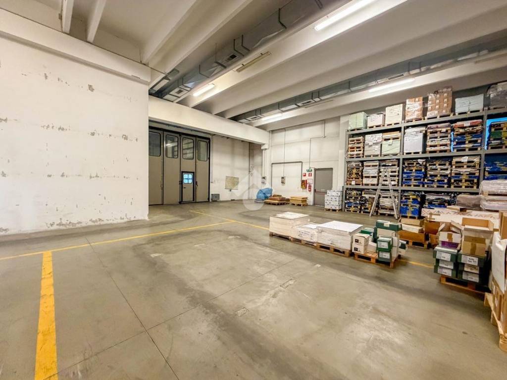 locale commerciale in affitto a Missaglia in zona Lomaniga