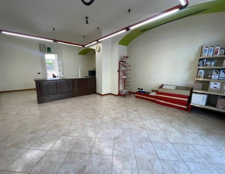 negozio in affitto ad Oggiono