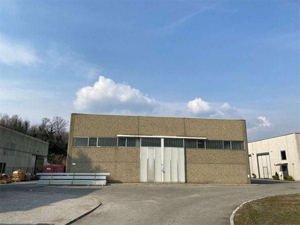 capannone in affitto ad Oggiono