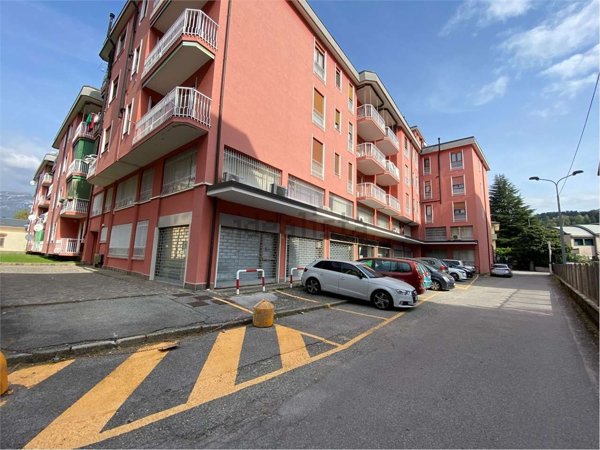 locale commerciale in affitto ad Oggiono