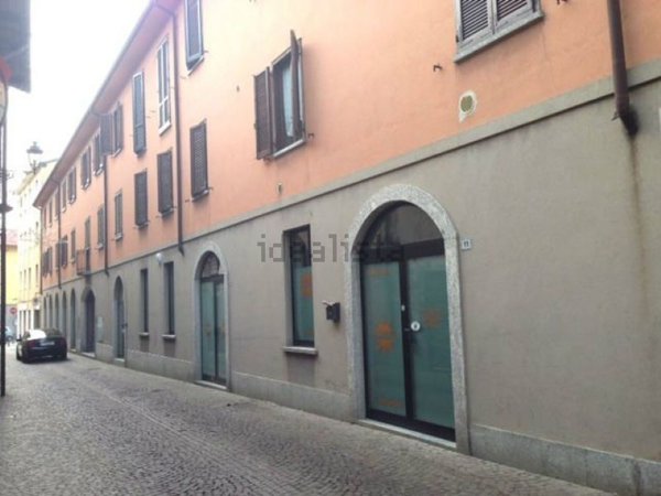 locale commerciale in affitto ad Oggiono