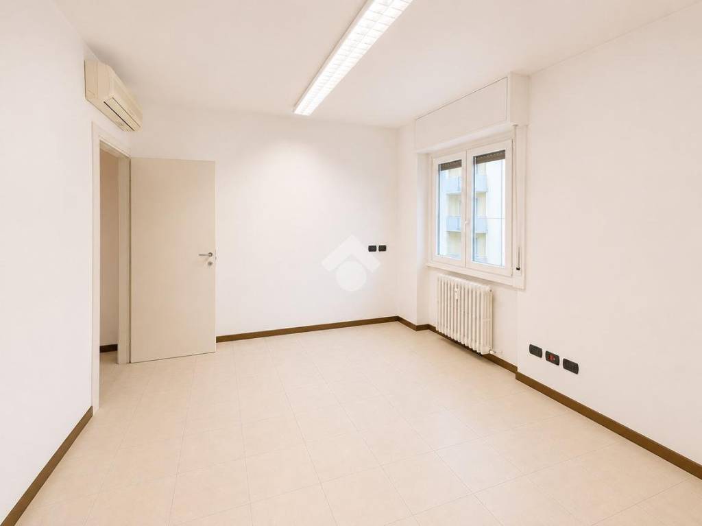 ufficio in affitto ad Oggiono in zona Imberido