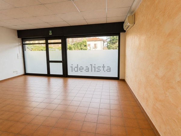 locale commerciale in affitto ad Olgiate Molgora in zona Canova