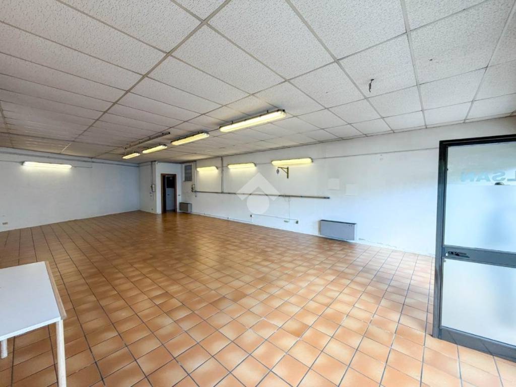 negozio in affitto ad Olgiate Molgora in zona Canova