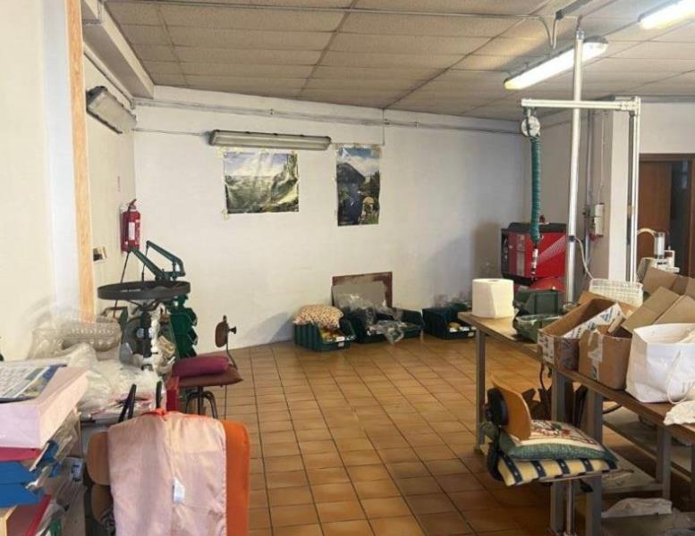 locale commerciale in affitto ad Olgiate Molgora in zona Canova