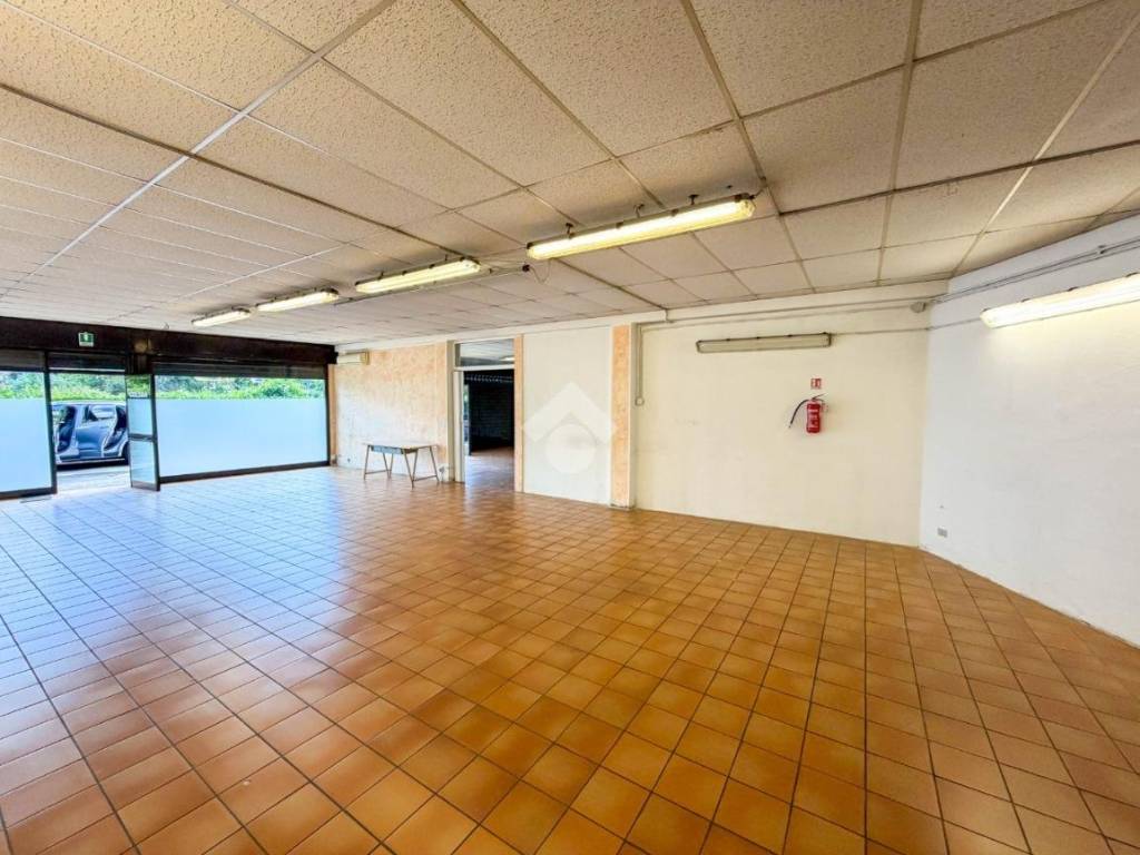 negozio in affitto ad Olgiate Molgora in zona Canova