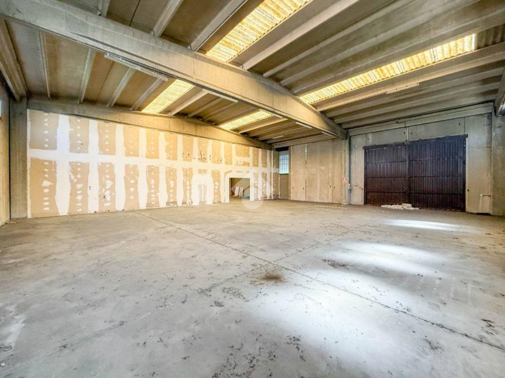 locale commerciale in affitto ad Osnago