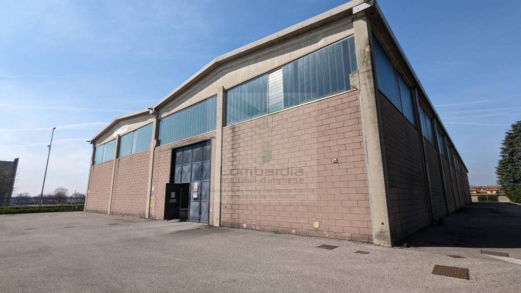 locale commerciale in affitto ad Osnago