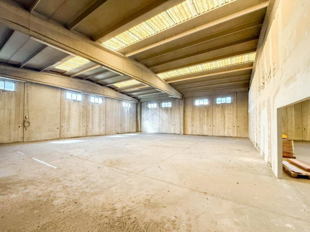 locale commerciale in affitto ad Osnago