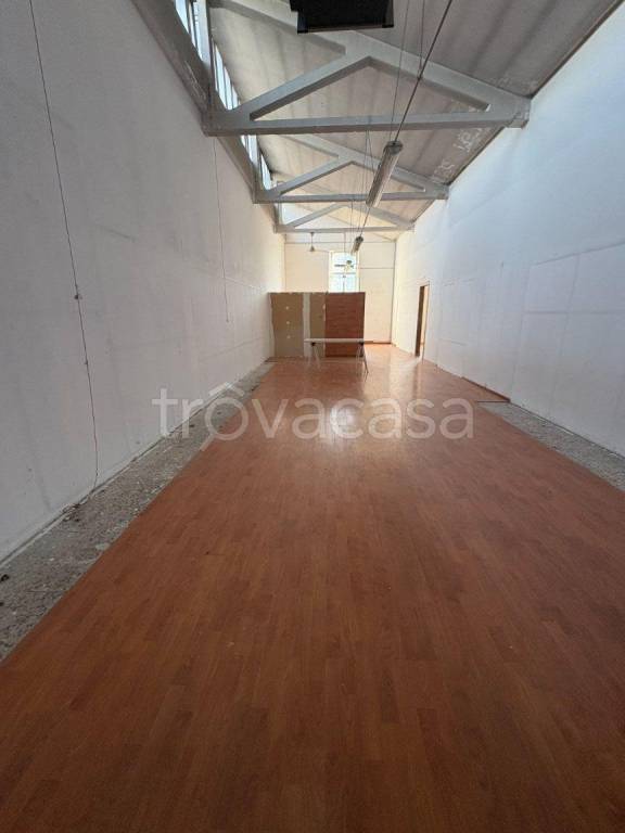 negozio in affitto a Pescate