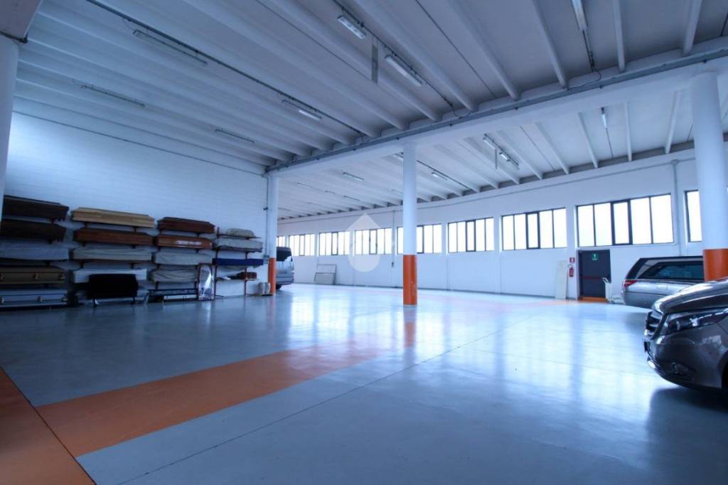 locale commerciale in affitto a Sirtori