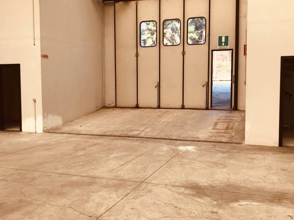 locale commerciale in affitto a Valmadrera