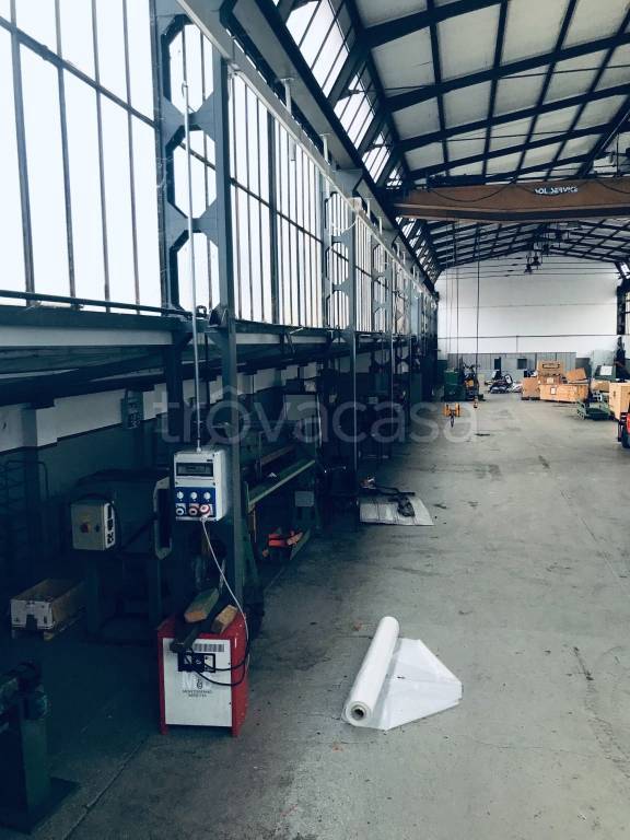 locale commerciale in affitto a Valmadrera