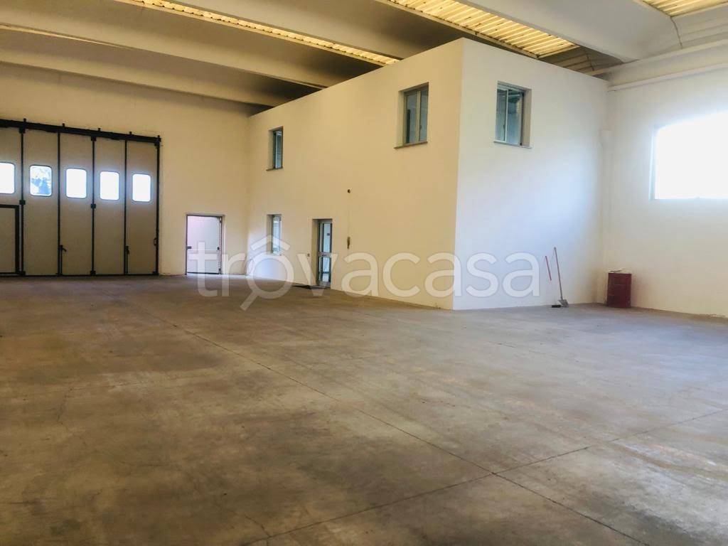 locale commerciale in affitto a Valmadrera