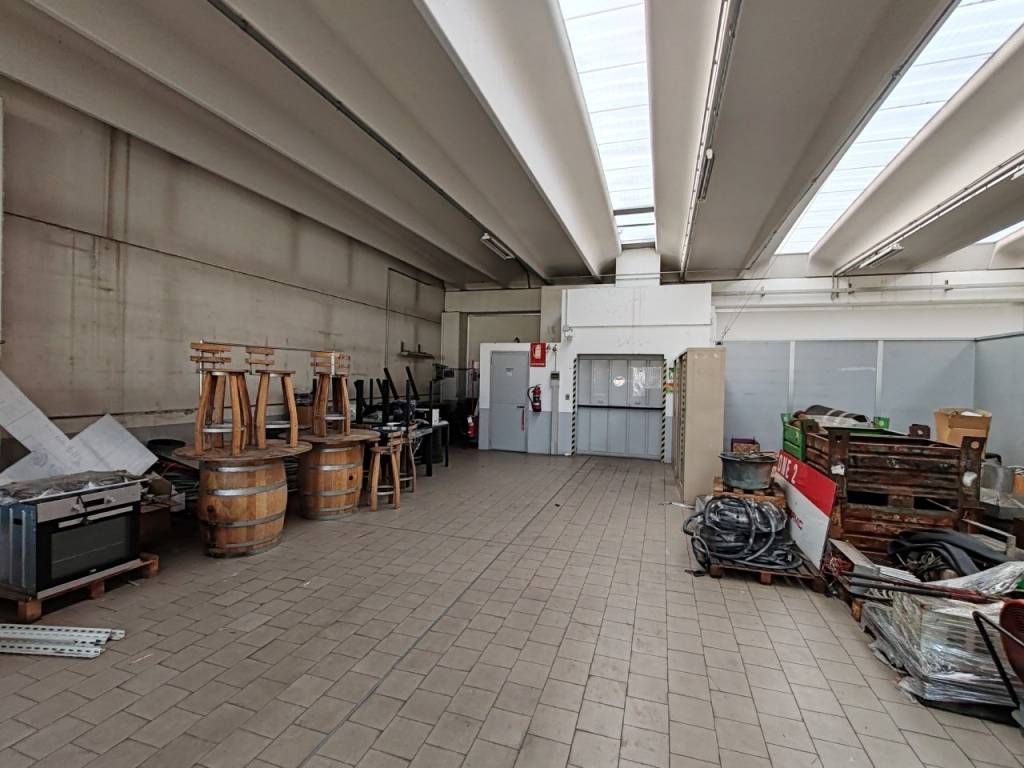 locale commerciale in affitto a Valmadrera