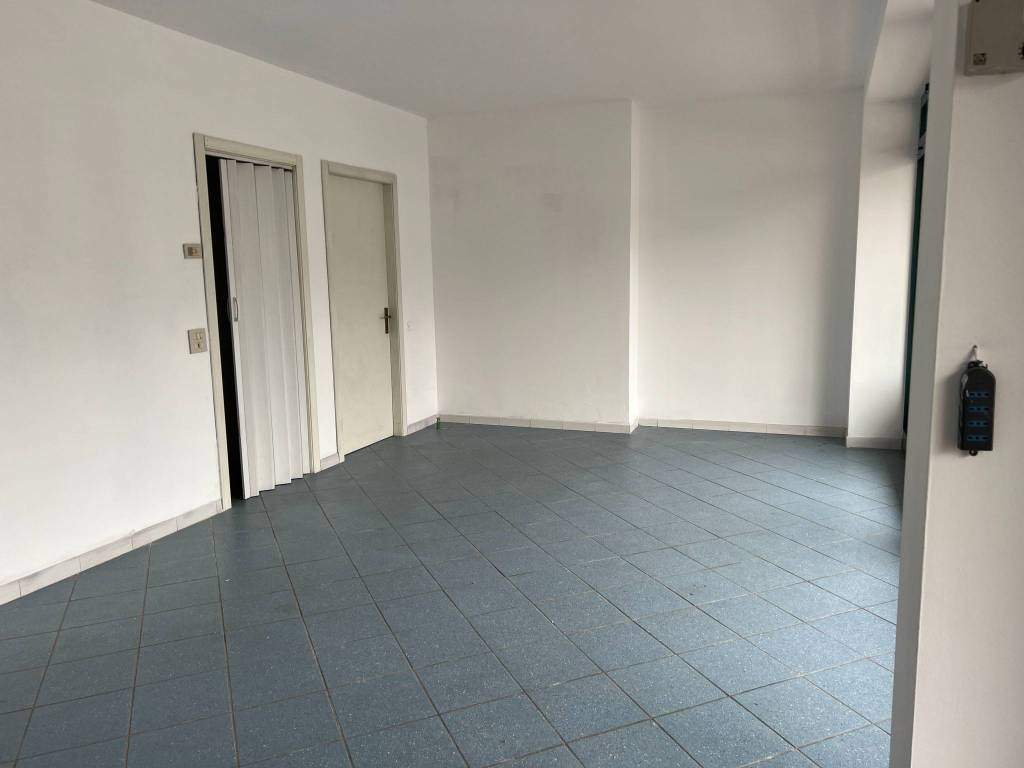 negozio in affitto a Valmadrera