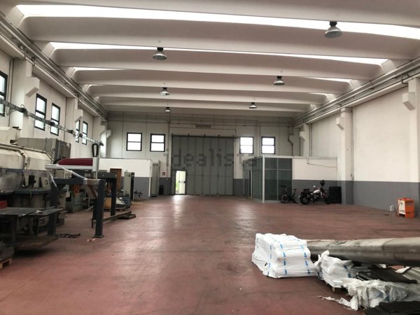 locale commerciale in affitto a Valmadrera