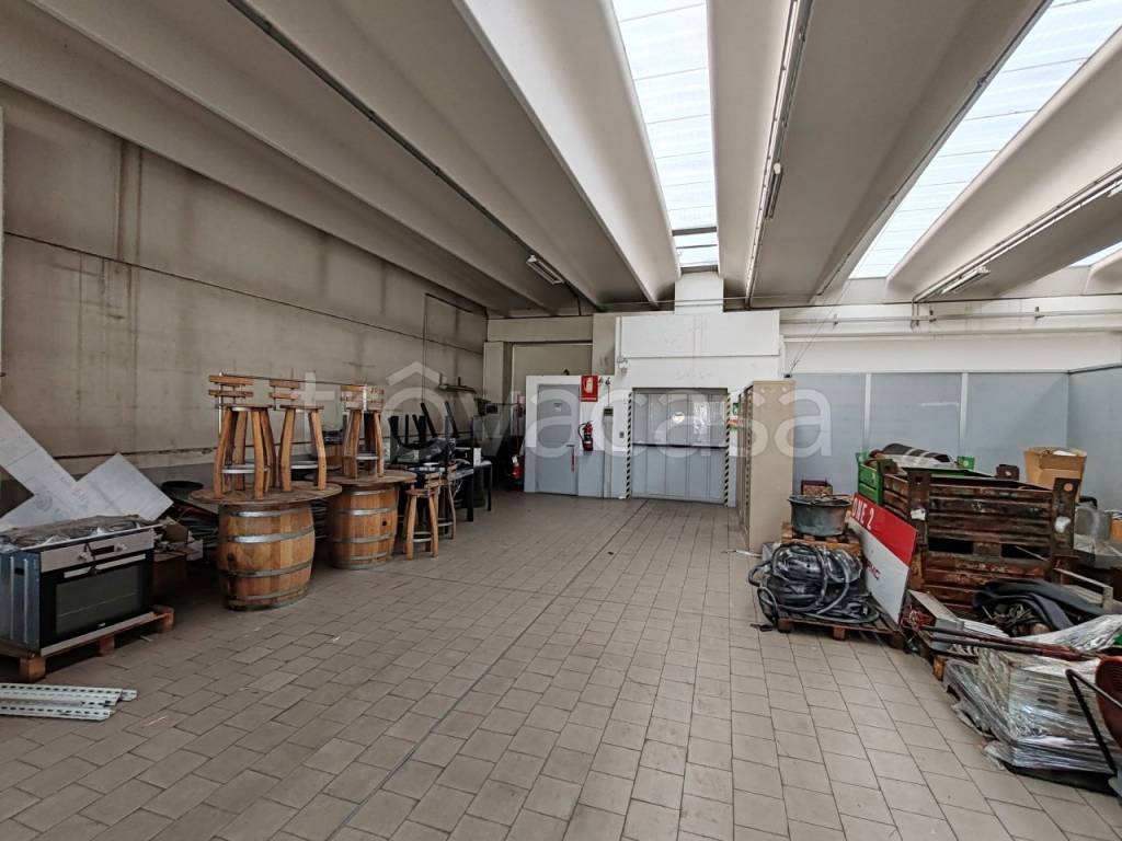 locale commerciale in affitto a Valmadrera