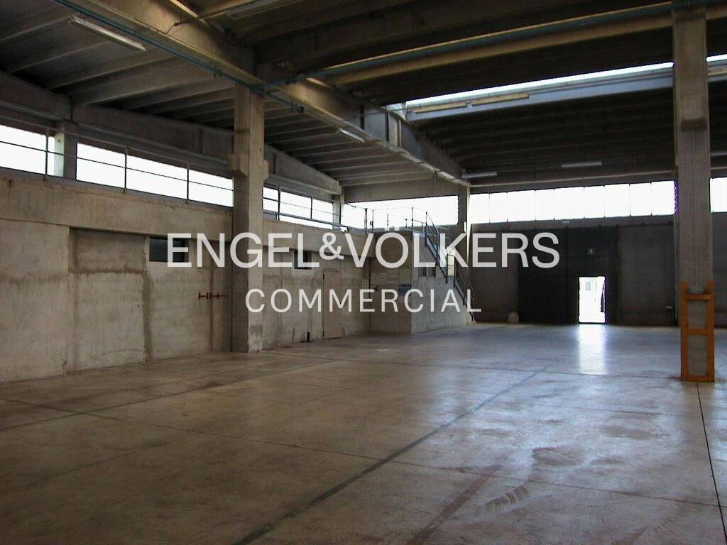 locale commerciale in affitto a Valmadrera