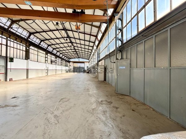 locale commerciale in affitto a Valmadrera in zona Trebbia