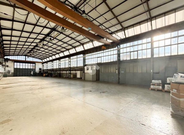 locale commerciale in affitto a Valmadrera in zona Trebbia