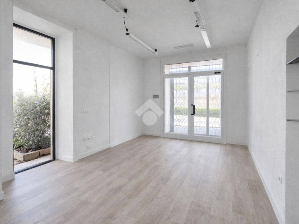negozio in affitto a Valmadrera