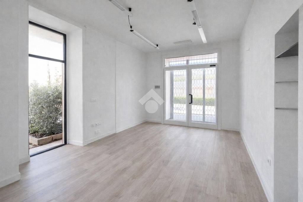 negozio in affitto a Valmadrera