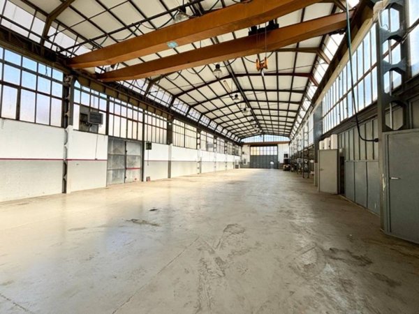 locale commerciale in affitto a Valmadrera in zona Trebbia