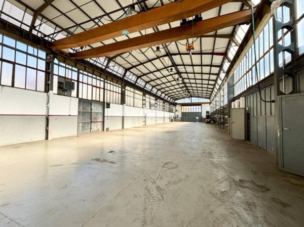 locale commerciale in affitto a Valmadrera in zona Trebbia