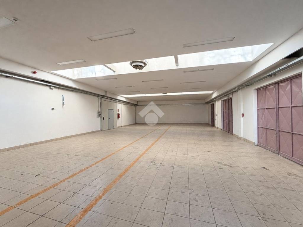 locale commerciale in affitto a Valmadrera in zona Caserta