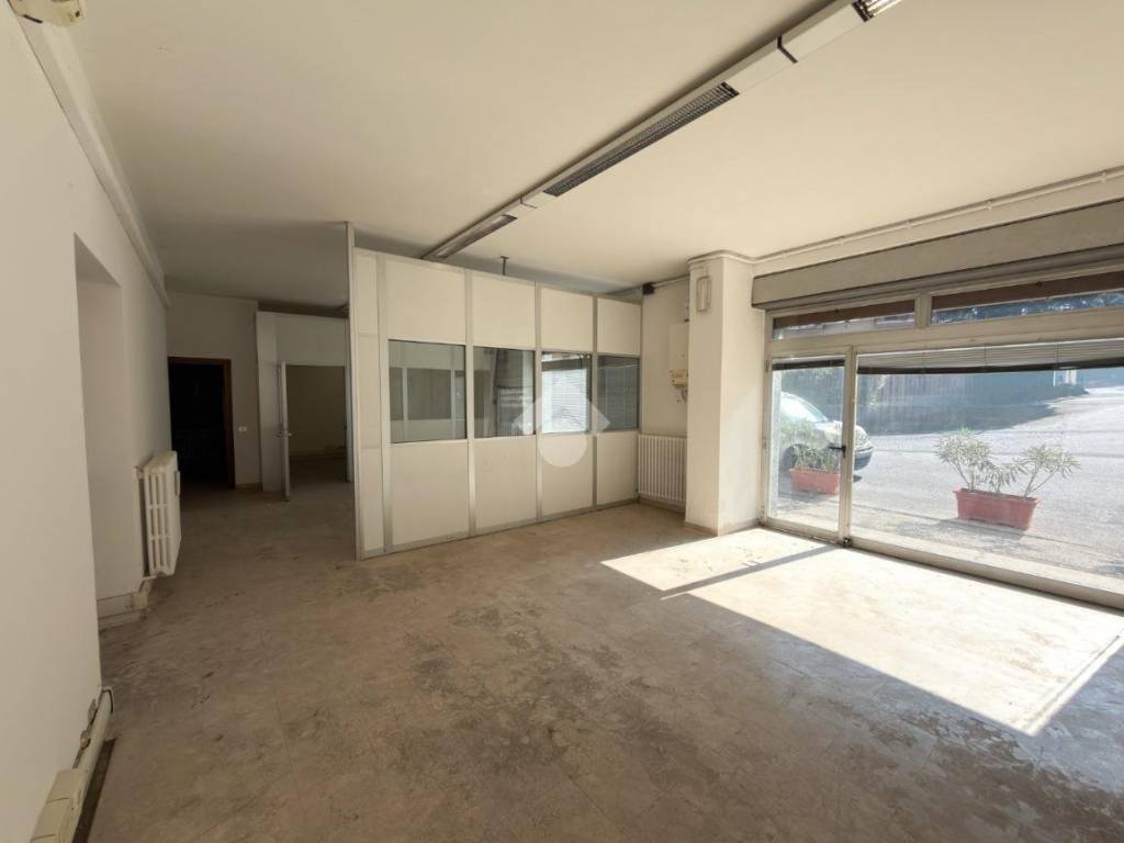 negozio in affitto a Valmadrera in zona Caserta