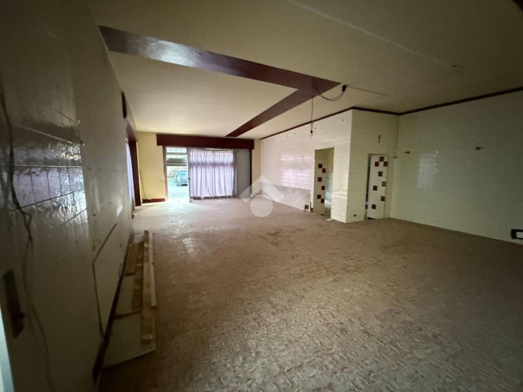 negozio in affitto a La Valletta Brianza in zona Rovagnate