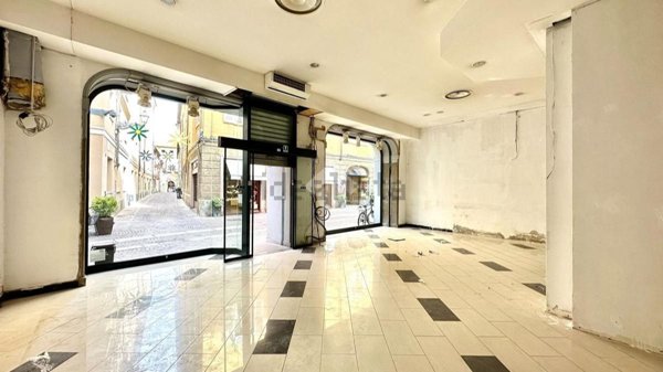 locale commerciale in affitto a Novi Ligure