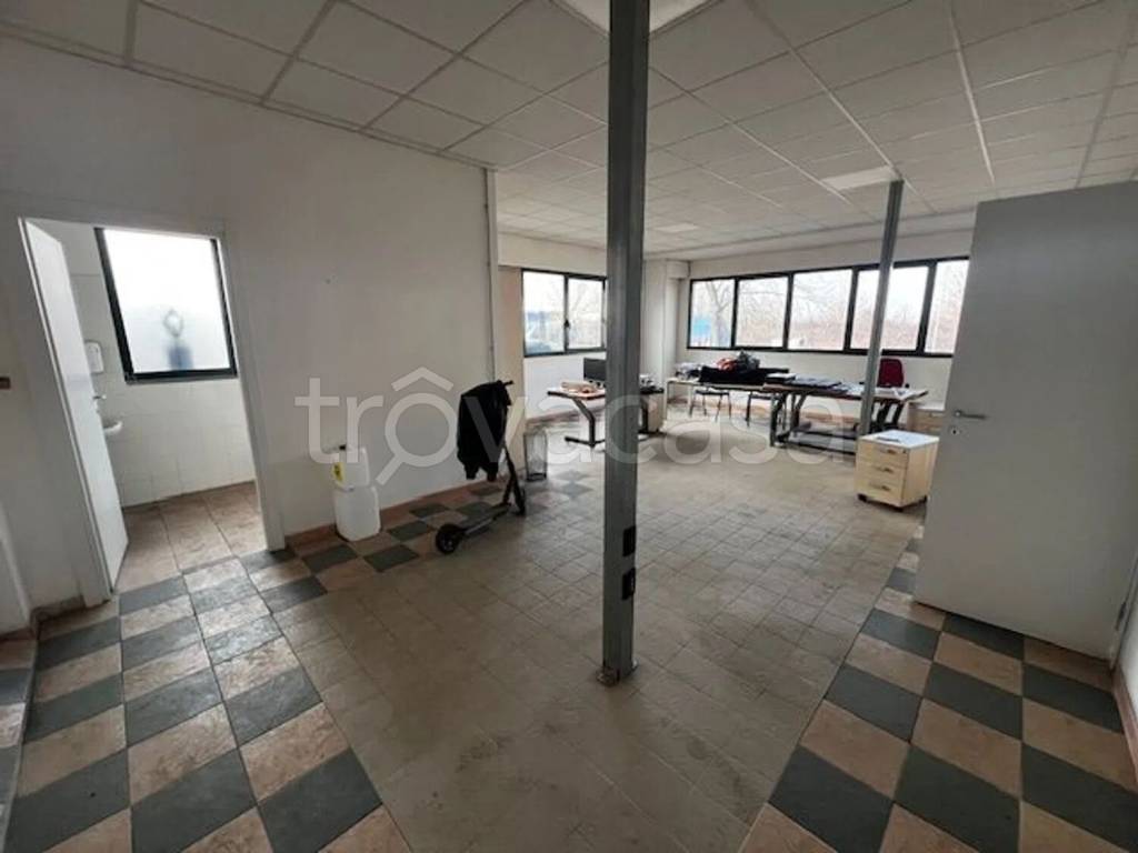 locale commerciale in affitto a Novi Ligure
