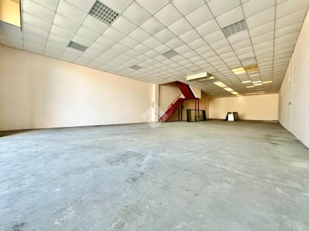 locale commerciale in affitto a Novi Ligure