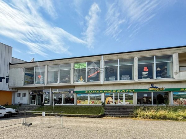 locale commerciale in affitto a Casalpusterlengo