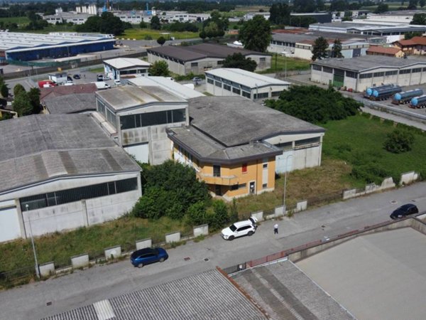 locale commerciale in affitto a Casalpusterlengo