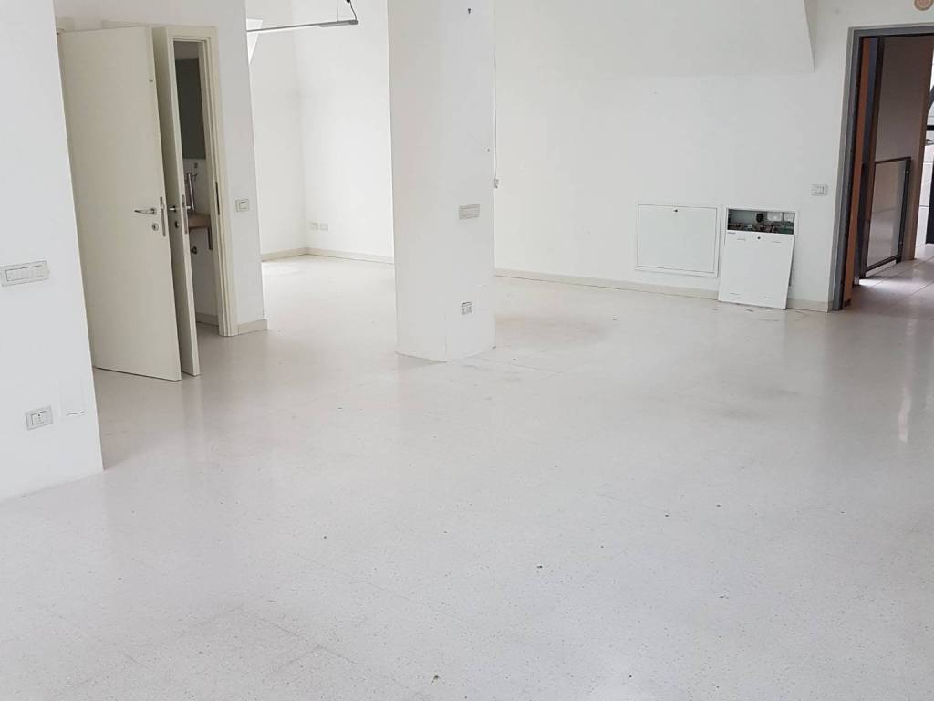 ufficio in affitto a Lodi in zona Fanfani