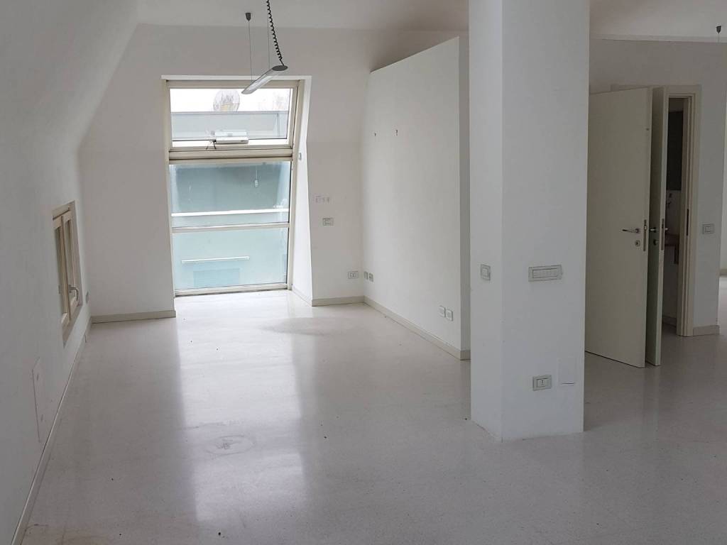 ufficio in affitto a Lodi in zona Fanfani