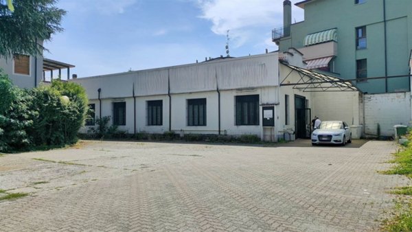 locale commerciale in affitto a Lodi in zona Fanfani