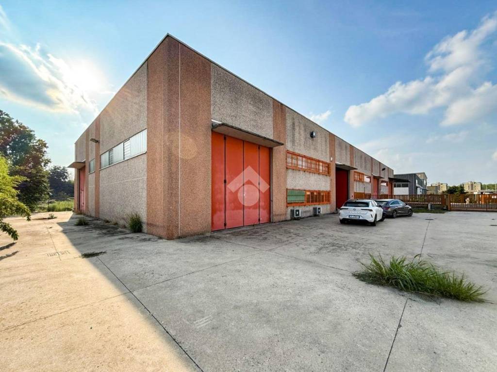locale commerciale in affitto a Sant'Angelo Lodigiano