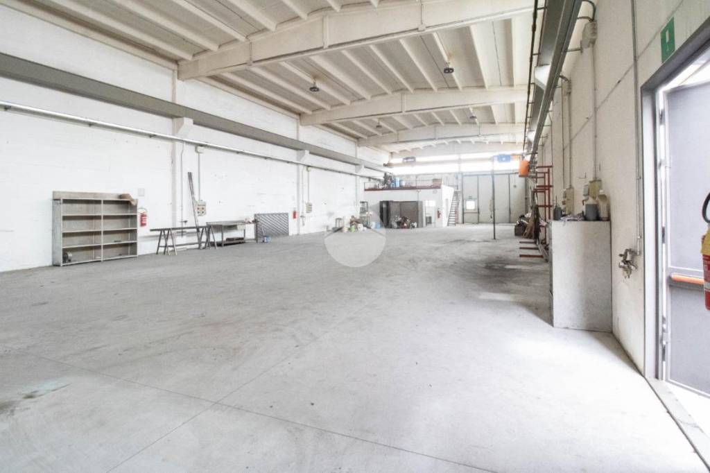 locale commerciale in affitto a Sordio