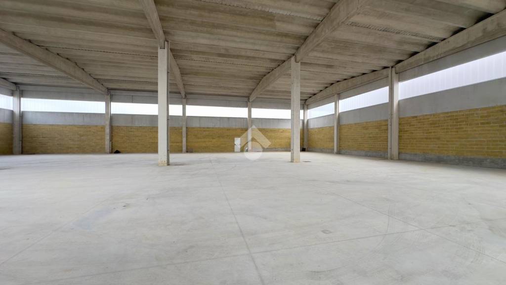 locale commerciale in affitto a Pozzolo Formigaro