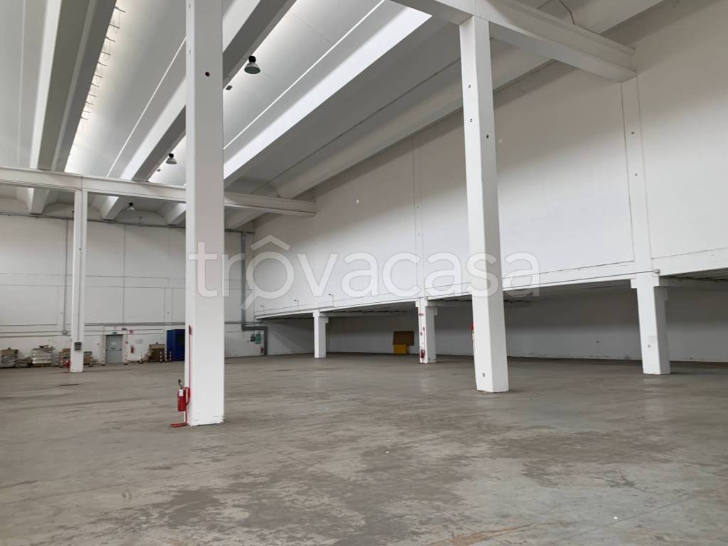 locale commerciale in affitto a Tortona