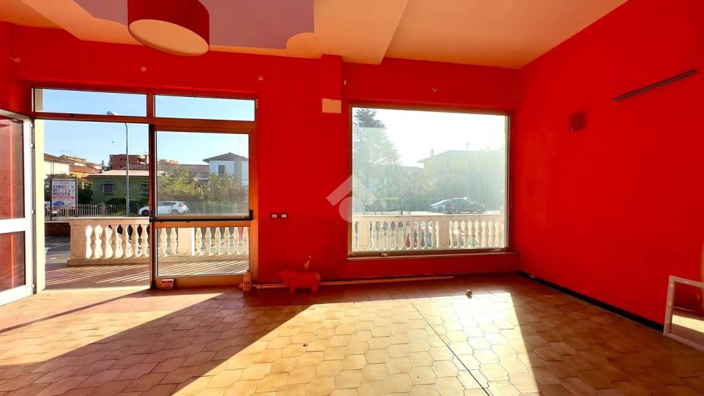 locale commerciale in affitto a Tortona