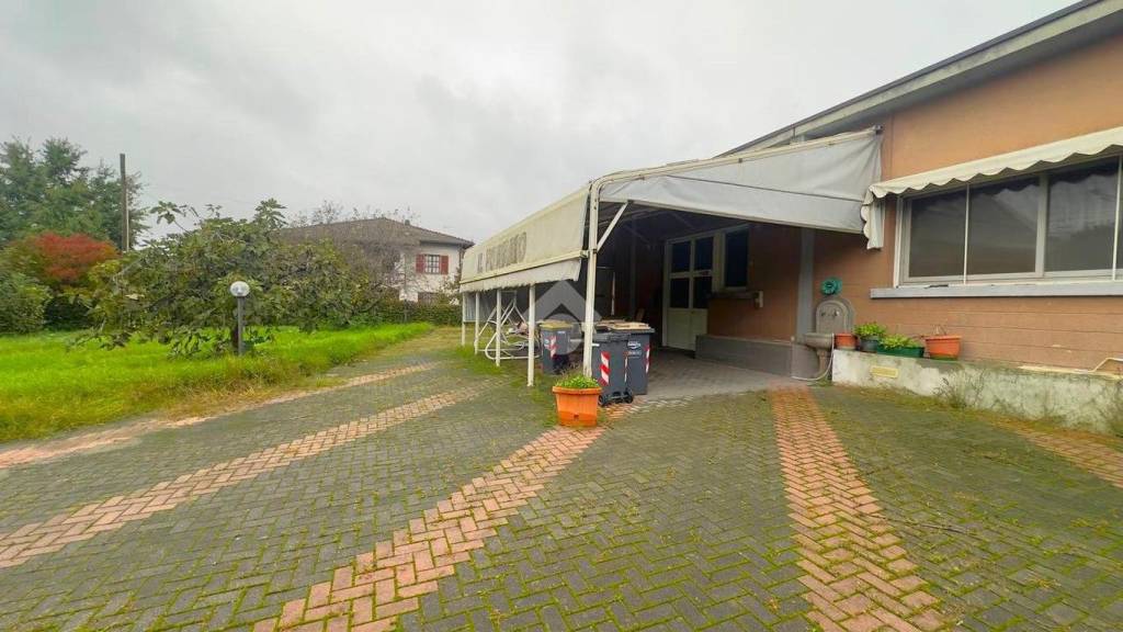 negozio in affitto a Tortona