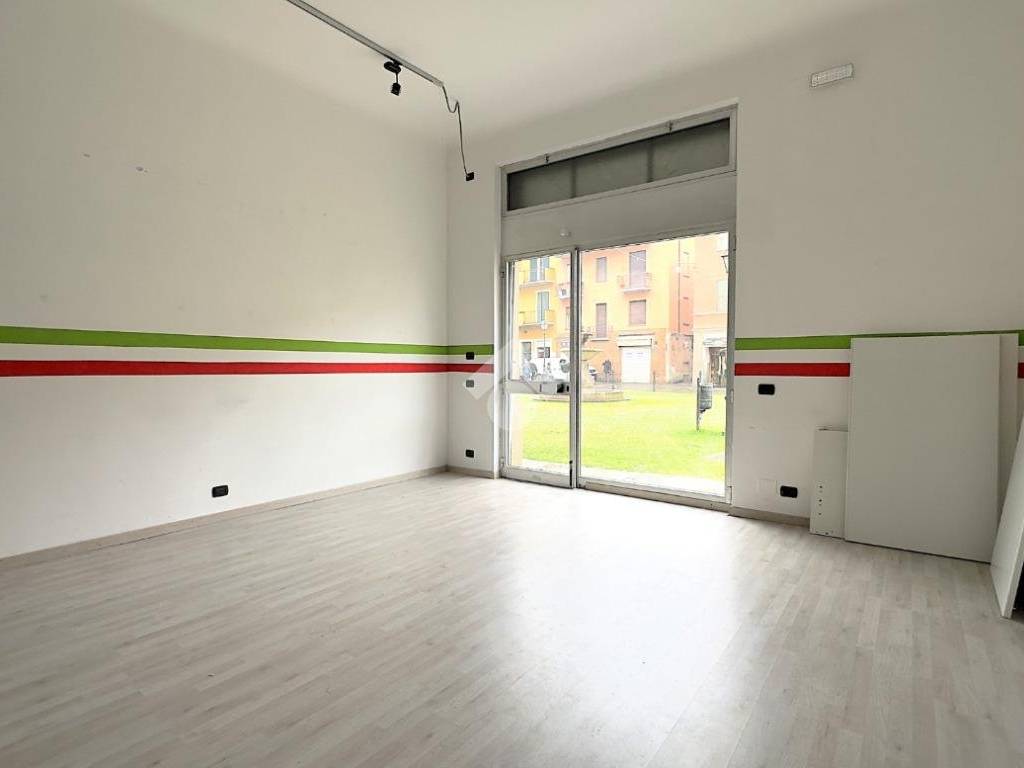 negozio in affitto a Tortona