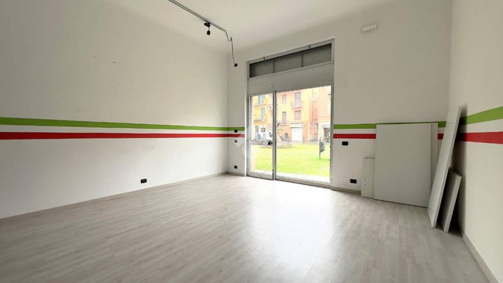 negozio in affitto a Tortona