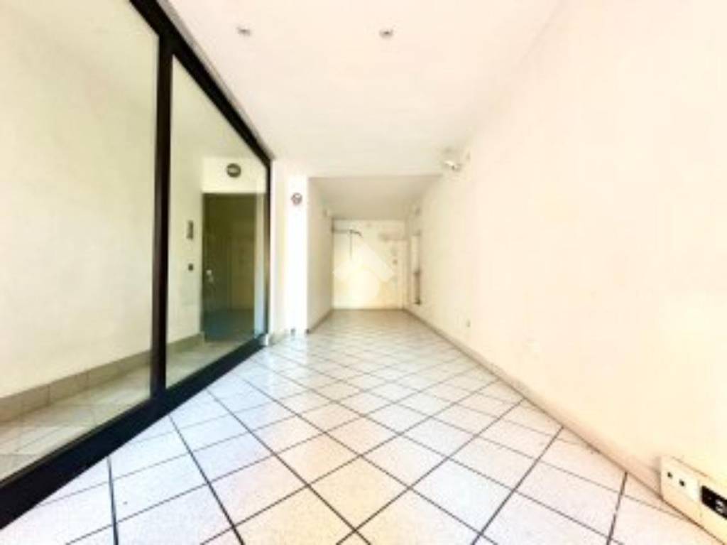 negozio in affitto a Tortona