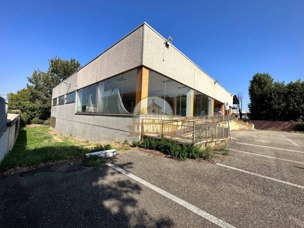locale commerciale in affitto a Tortona